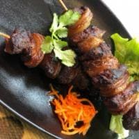 2 brochettes de porcs grillés